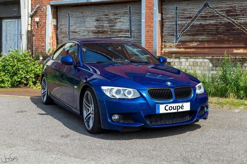 Blau Gebraucht 2011 BMW 335 Comfort Edition Coupé | 24.000 € (Teuer) - Bild 1/4