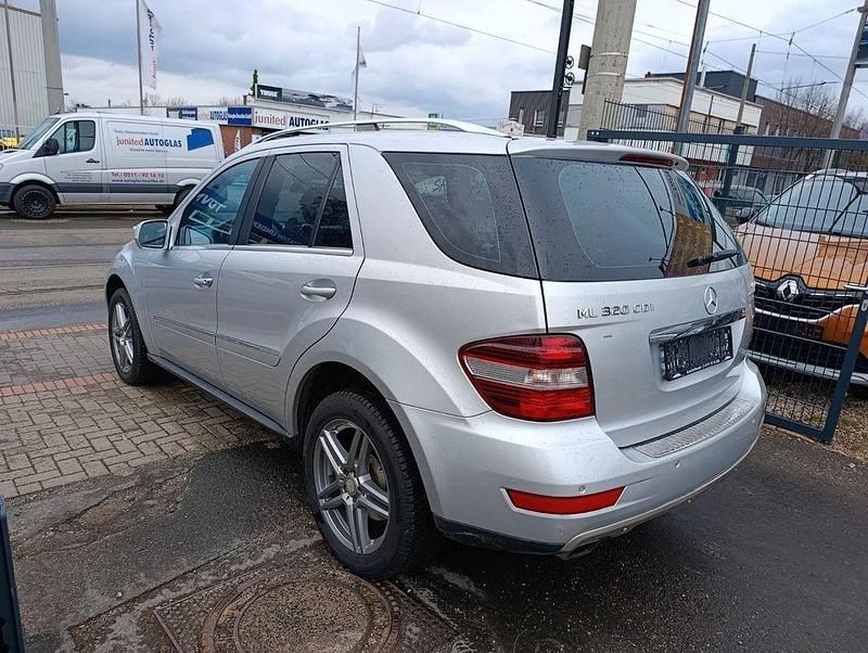 Gebraucht Mercedes ML320 224 PS (164 kW) 2008 Silber SUV
