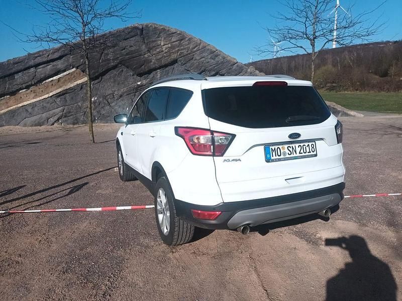 Gebraucht Ford Kuga Titanium 150 PS (110 kW) 2018 Weiß SUV