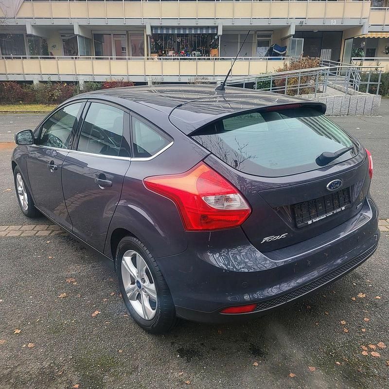 Gebraucht Ford Focus Champions Edition 125 PS (91 kW) 2012 Violet Limousine