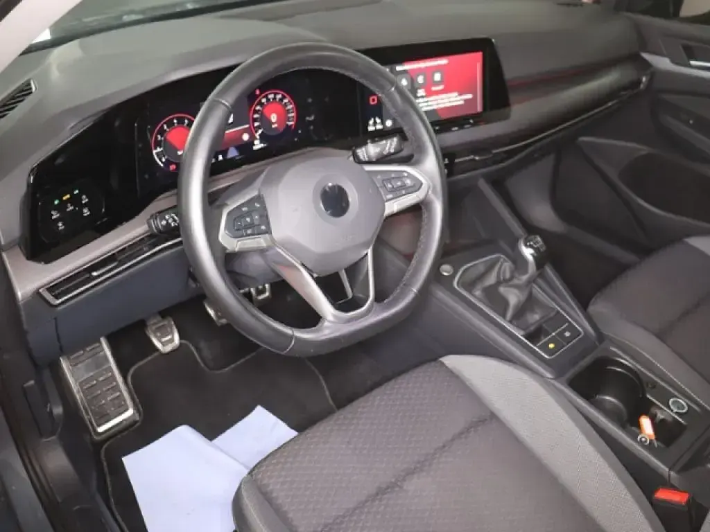 Gebraucht VW Golf VIII Life 150 PS (110 kW) 2023 Delfingrau metallic (metallic) Limousine