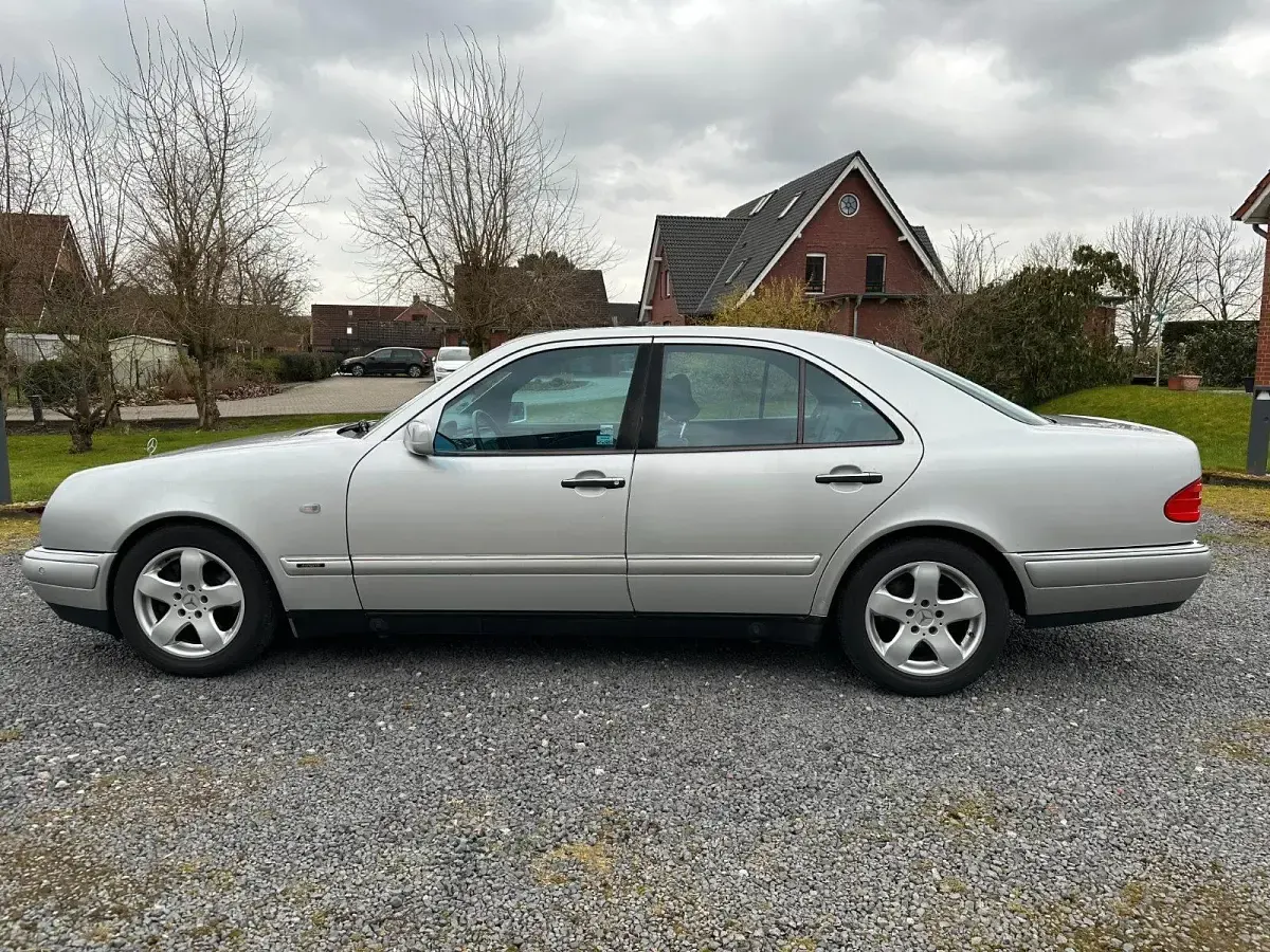 Gebraucht Mercedes E280 Avantgarde 204 PS (150 kW) 1998 Silber Limousine