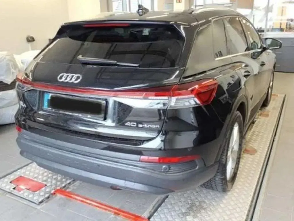 Gebraucht Audi e-tron 150 kW (204 PS) 2023 Mythosschwarz metallic (metallic) SUV