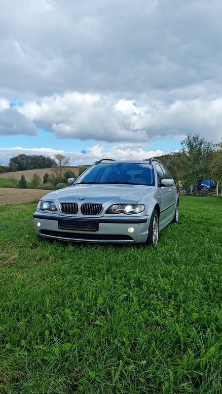 Silber Gebraucht 2001 BMW 330 Kombi | 4.900 € (Fairer Preis) - Bild 1/4