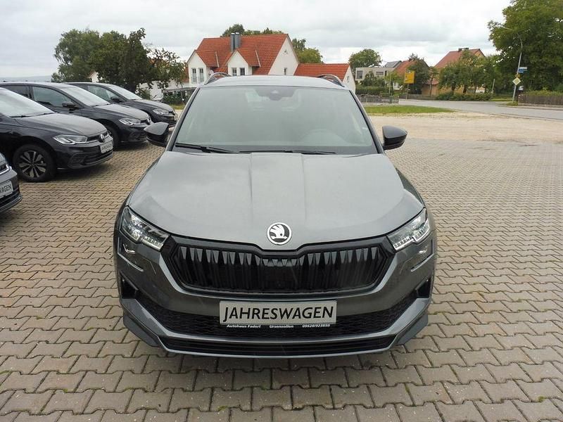 Grau Neu 2025 Skoda Karoq SportLine SUV | 36.980 € (Fairer Preis) - Bild 1/4
