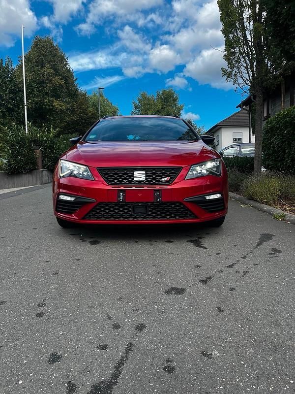 Używany Seat Leon 4Drive 300 KM (220 kW) 2017 Czerwony Sedan/Limuzyna