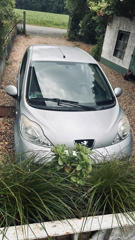 Silber Gebraucht 2009 Peugeot 107 Kleinwagen | 1.451 € (Fairer Preis) - Bild 1/4