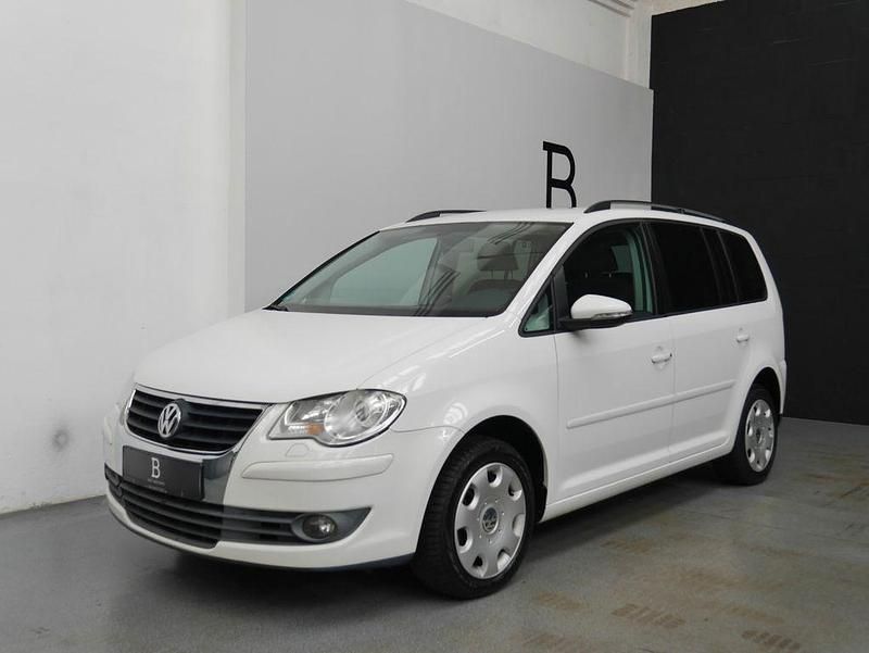 Weiß Gebraucht 2010 VW Touran Trendline Van / Kleinbus | 2.490 € (Superpreis) - Bild 1/4