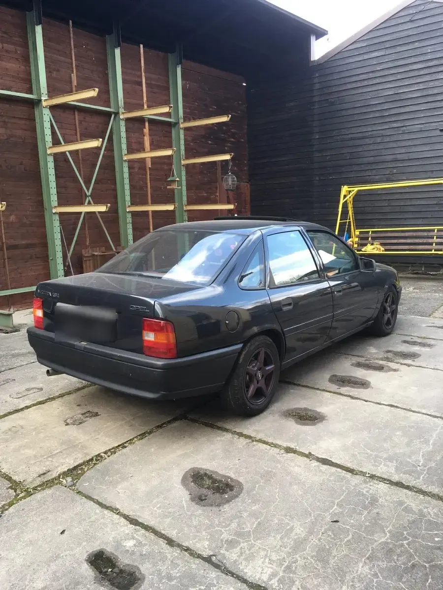 Gebraucht Opel Vectra 90 PS (66 kW) 1992 Schwarz Limousine