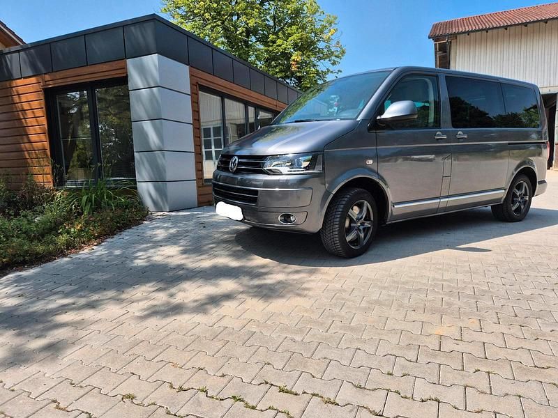 Grau Gebraucht 2014 VW Multivan Highline Van | 22.000 € - Bild 1/4