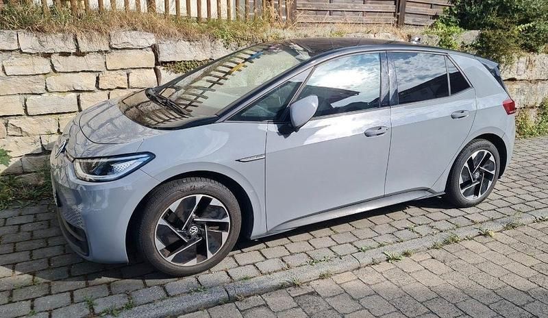 Grau Gebraucht 2020 VW ID.3 Pro Performance Kleinwagen | 21.900 € (Etwas zu teuer) - Bild 1/3