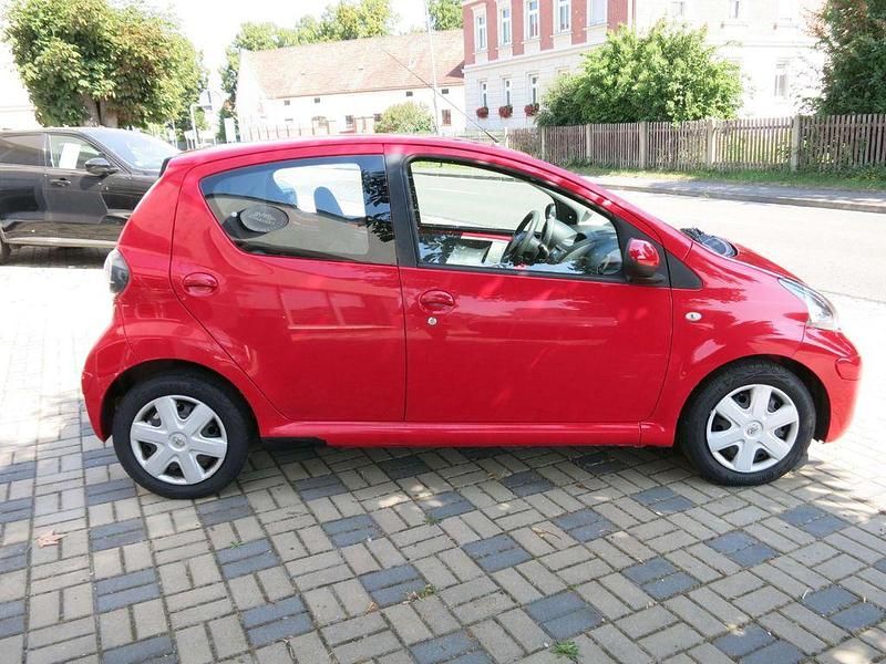 Gebraucht Toyota Aygo Basis 68 PS (50 kW) 2011 Rot Kleinwagen