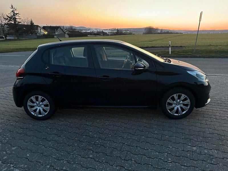 Gebraucht Peugeot 208 82 PS (60 kW) 2017 Blau Kleinwagen