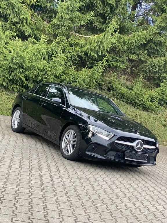 Schwarz Gebraucht 2019 Mercedes A180 Limousine | 17.700 € (Guter Preis) - Bild 1/4