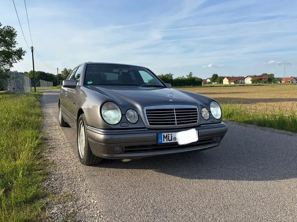 Używany Mercedes E430 279 KM (205 kW) 1998 Szary Sedan/Limuzyna