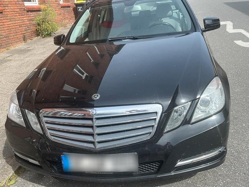 Schwarz Gebraucht 2011 Mercedes 220 Kombi | 5.700 € - Bild 1/4
