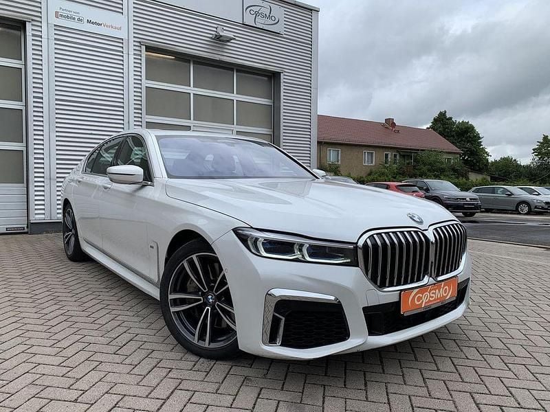 Mineralweiss metallic (metallic) Gebraucht 2020 BMW 740 M Sport Limousine | 49.290 € (Etwas zu teuer) - Bild 1/4