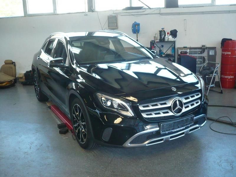 Schwarz Gebraucht 2017 Mercedes GLA180 Urban SUV | 16.999 € (Fairer Preis) - Bild 1/4