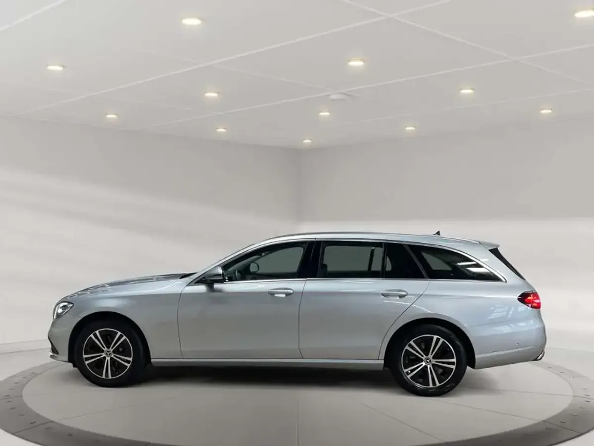 Gebraucht Mercedes E220 Avantgarde 200 PS (147 kW) 2022 Metalliclack hightechsilber Kombi