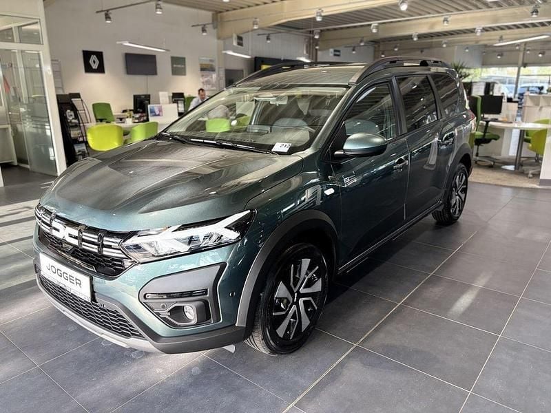 Grün Neu 2025 Dacia Jogger Expression Limousine | 23.420 € (Fairer Preis) - Bild 1/4