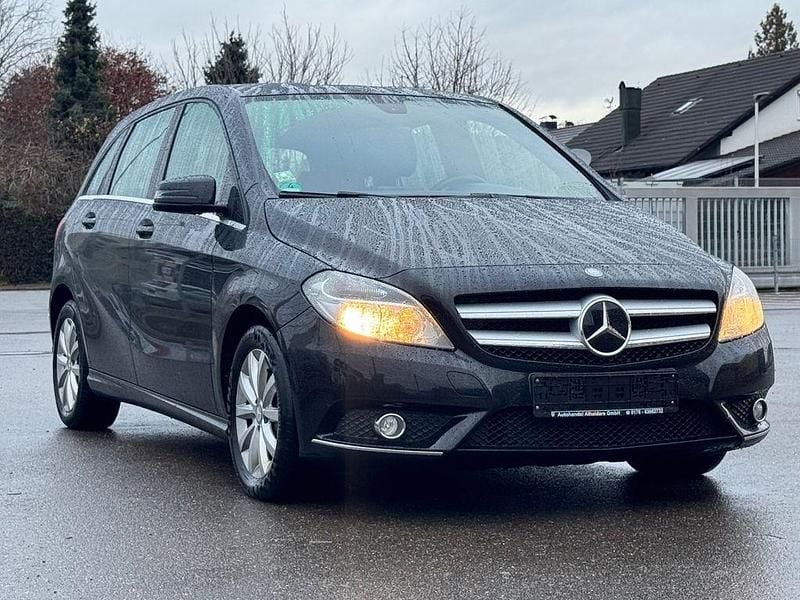 Schwarz Gebraucht 2012 Mercedes B180 Van / Kleinbus | 6.500 € (Guter Preis) - Bild 1/4