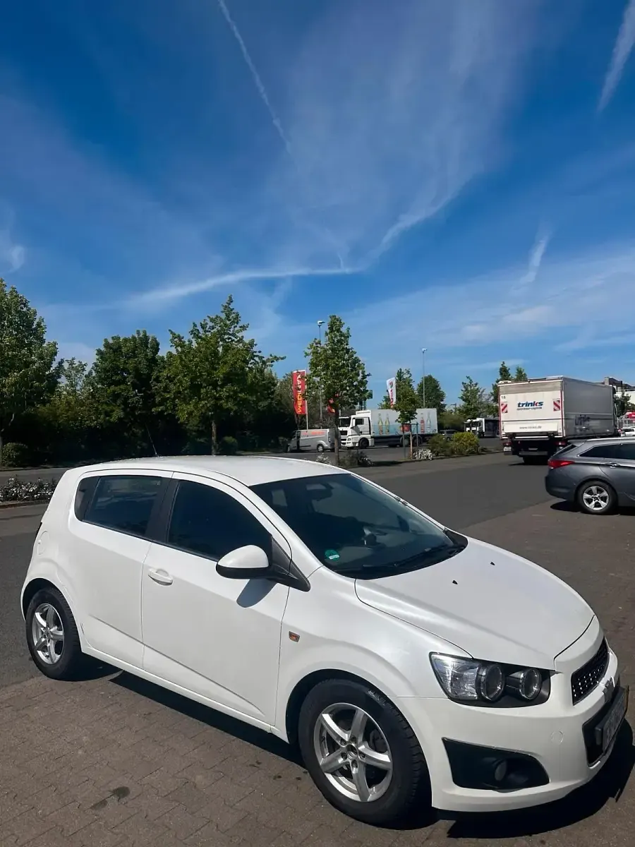 Gebraucht Chevrolet Aveo 95 PS (69 kW) 2013 Weiß Kleinwagen