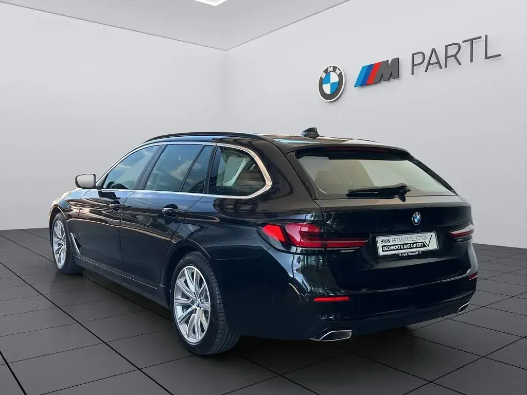 Gebraucht BMW 520 190 PS (139 kW) 2024 Saphirschwarz Kombi
