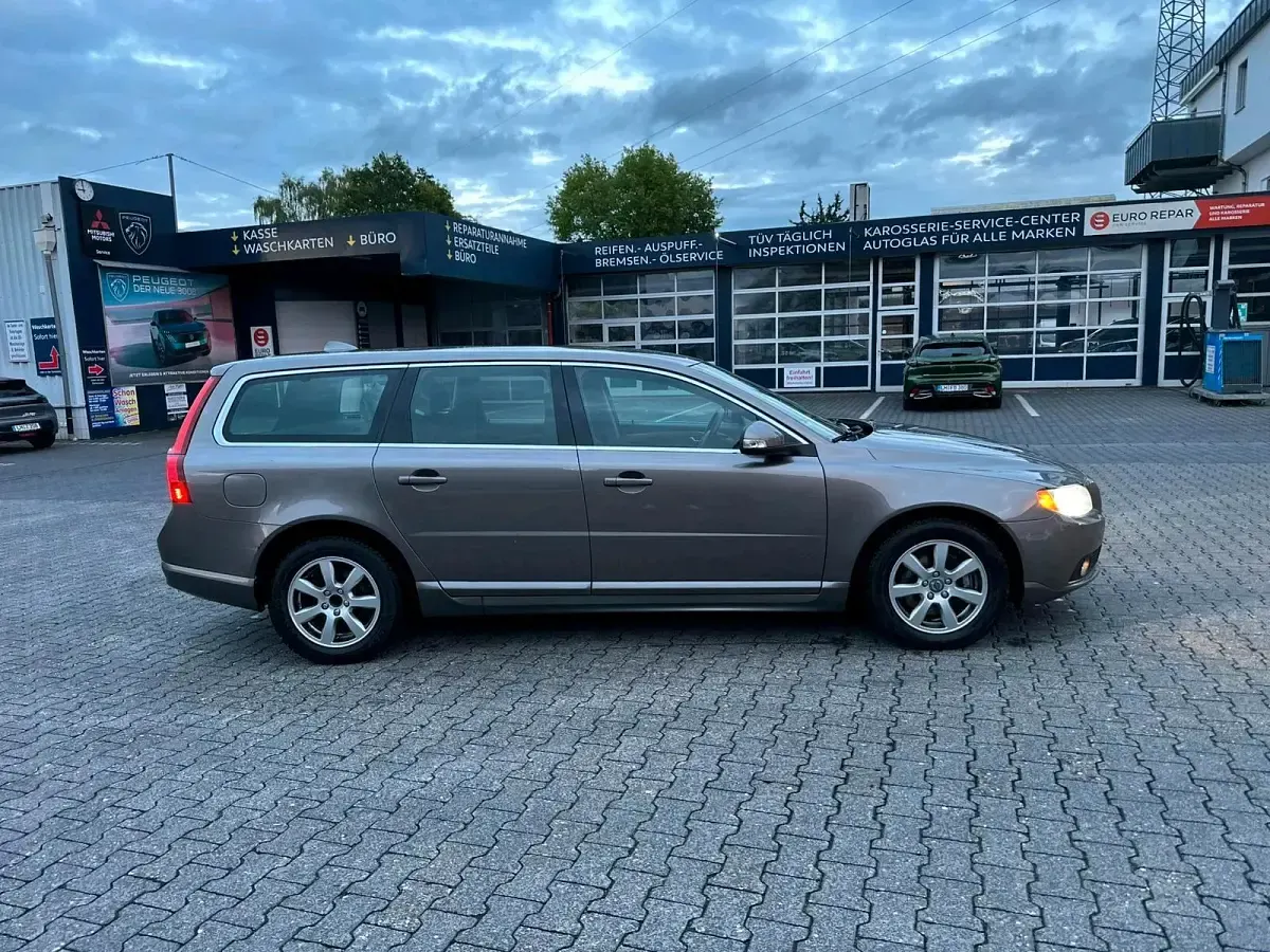 Używany Volvo V70 163 KM (119 kW) 2011 Złoty Kombi