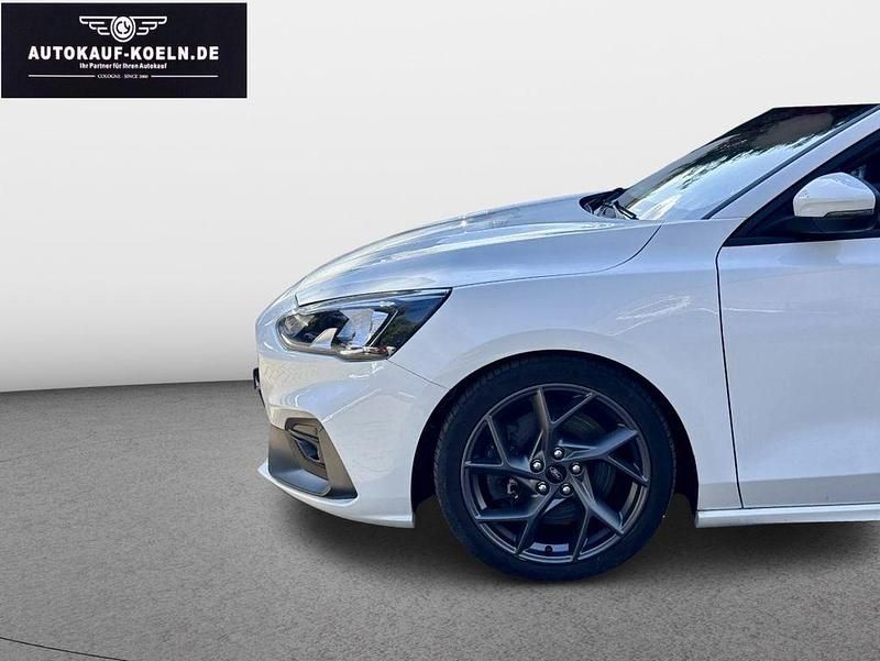 Weiß Gebraucht 2019 Ford Focus ST-Line Limousine | 18.590 € (Etwas zu teuer) - Bild 1/4