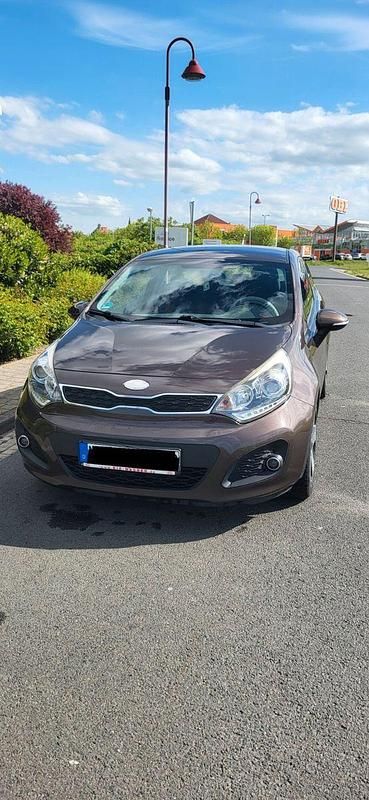 Braun Gebraucht 2014 Kia Rio Edition 7 Limousine | 4.100 € (Guter Preis) - Bild 1/4