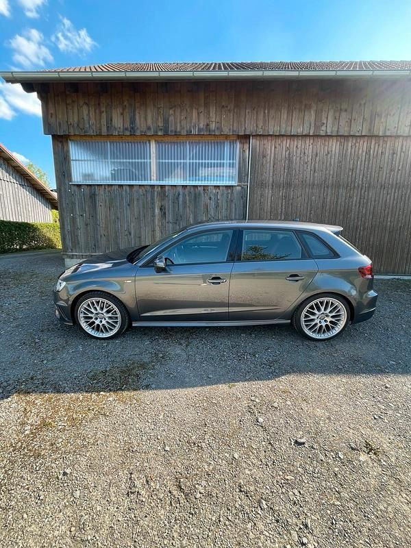 Grau Gebraucht 2015 Audi A3 Sportback S-Line Limousine | 19.500 € (Teuer) - Bild 1/4