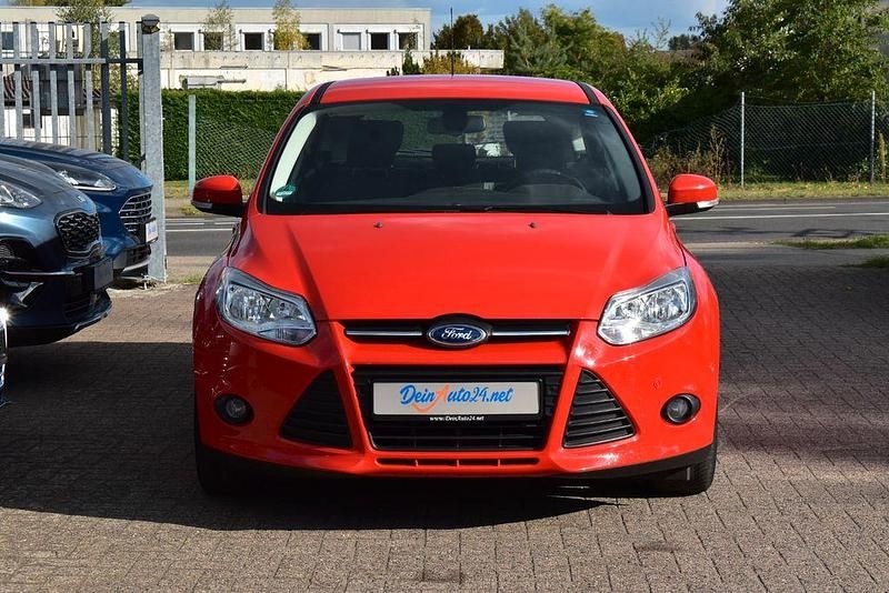 Gebraucht Ford Focus Champions Edition 101 PS (74 kW) 2013 Rot Limousine