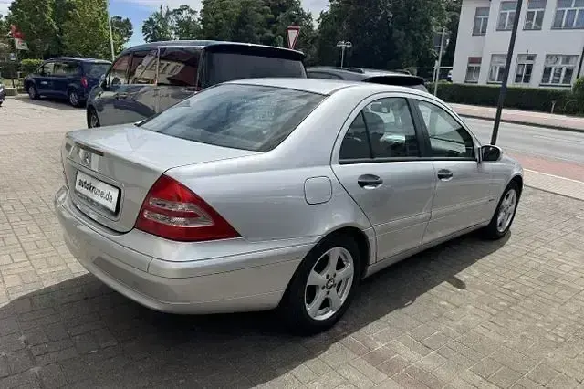 Gebraucht Mercedes C180 143 PS (105 kW) 2003 Brillantsilber  metallicl (metallic) Limousine