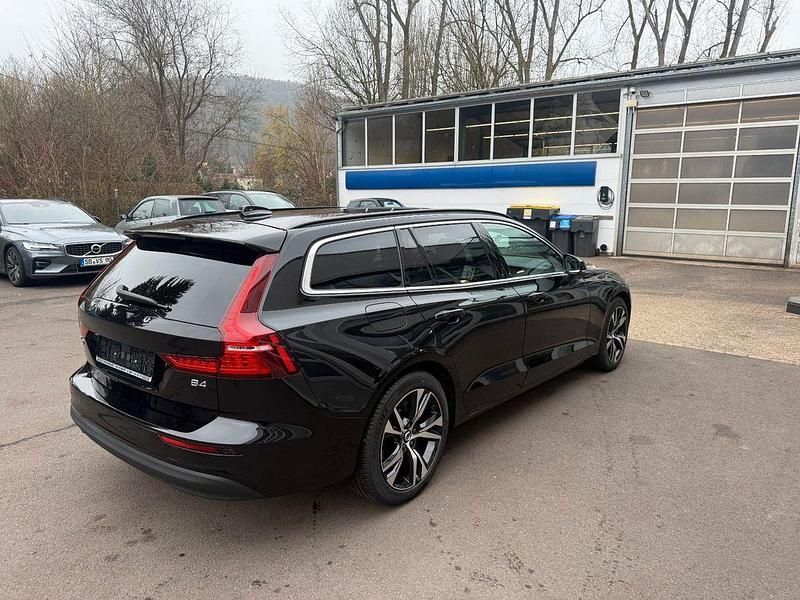 Gebraucht Volvo V60 Core 197 PS (144 kW) 2025 Schwarz Kombi