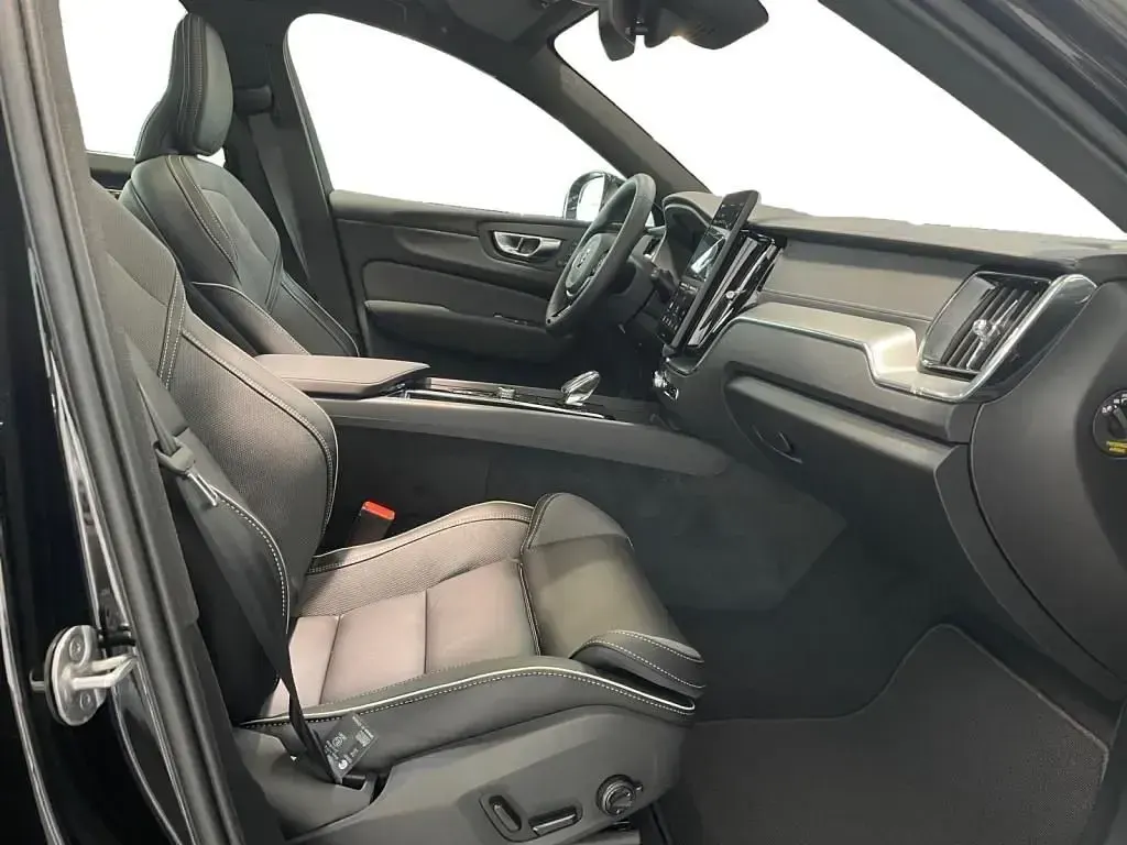 Neu Volvo XC60 Ultra 253 PS (186 kW) 2026 Onyx black / metallic SUV