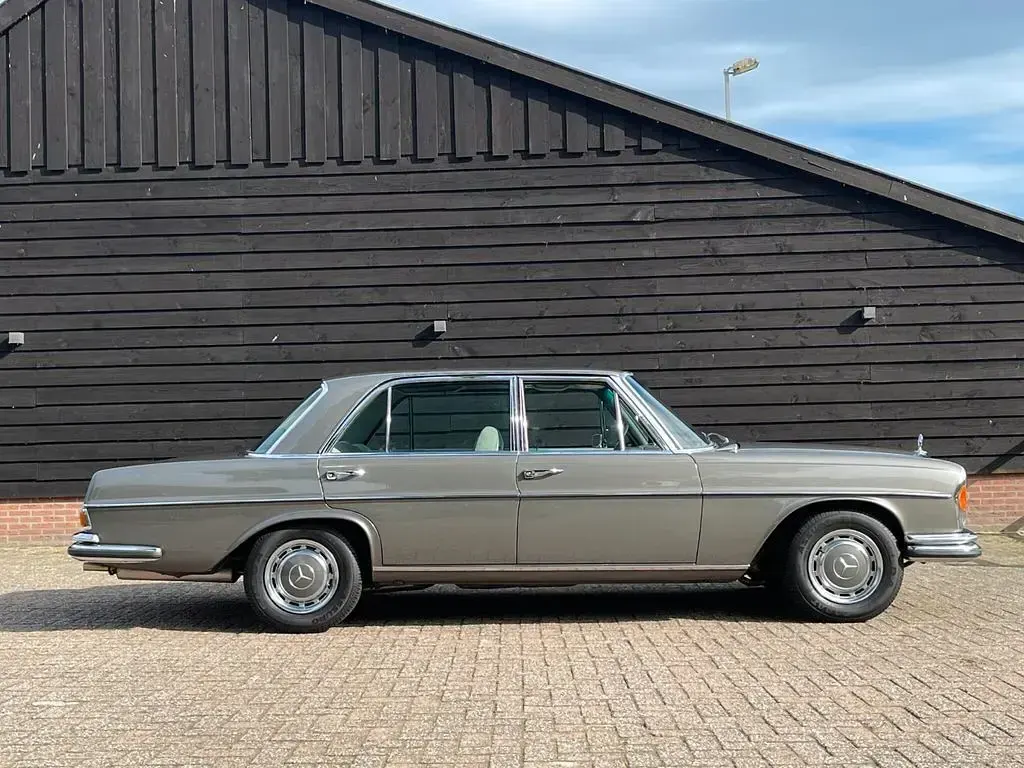 Gebraucht Mercedes 300 250 PS (183 kW) 1970 Grau Limousine