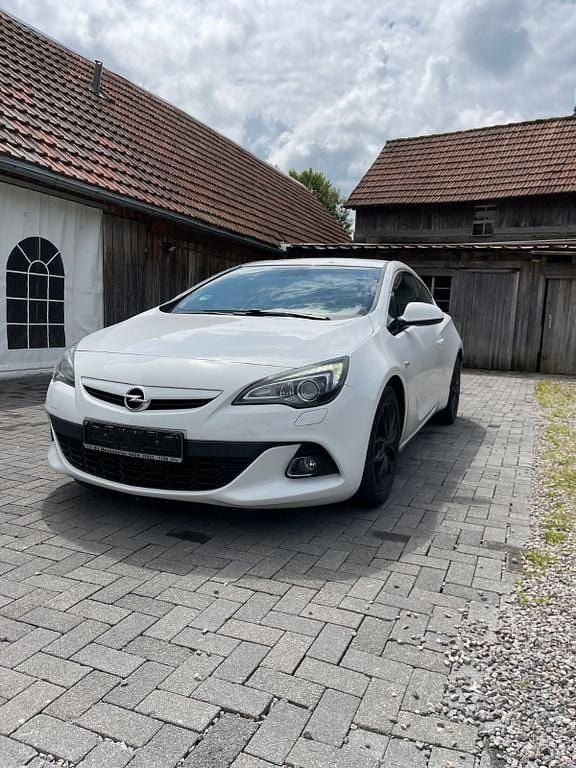 Weiß Gebraucht 2014 Opel Astra GTC S Limousine | 8.750 € (Etwas zu teuer) - Bild 1/4