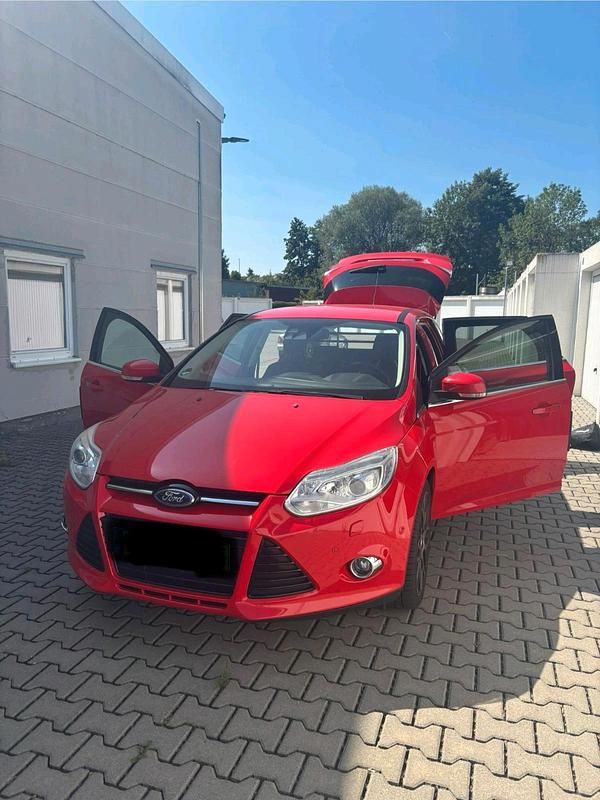 Rot Gebraucht 2014 Ford Focus Kombi | 8.200 € (Teuer) - Bild 1/4