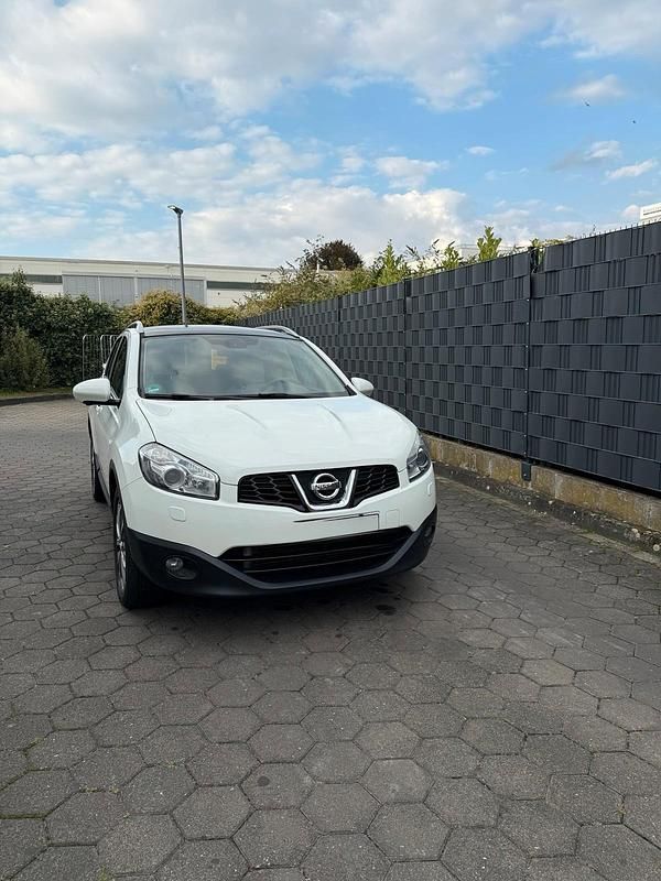 Weiß Gebraucht 2012 Nissan Qashqai SUV | 8.100 € (Fairer Preis) - Bild 1/4