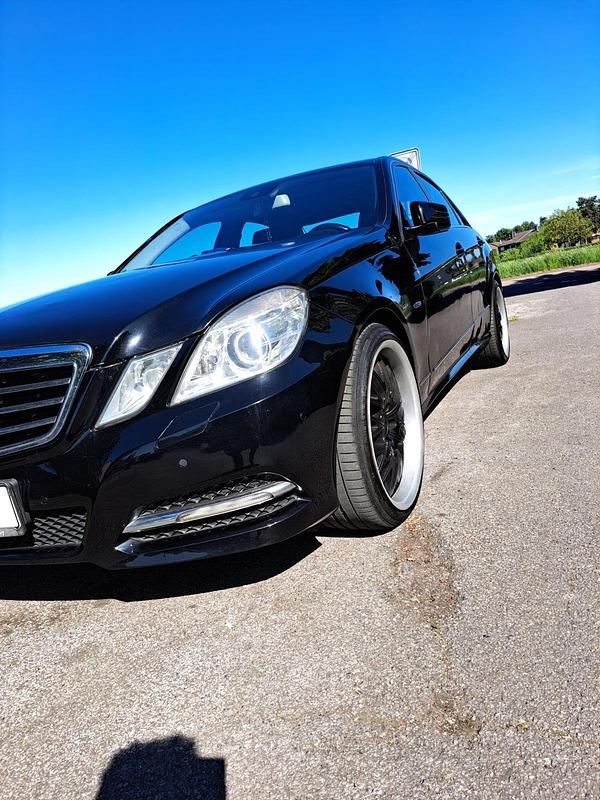Gebraucht Mercedes E350 265 PS (194 kW) 2011 Schwarz Limousine