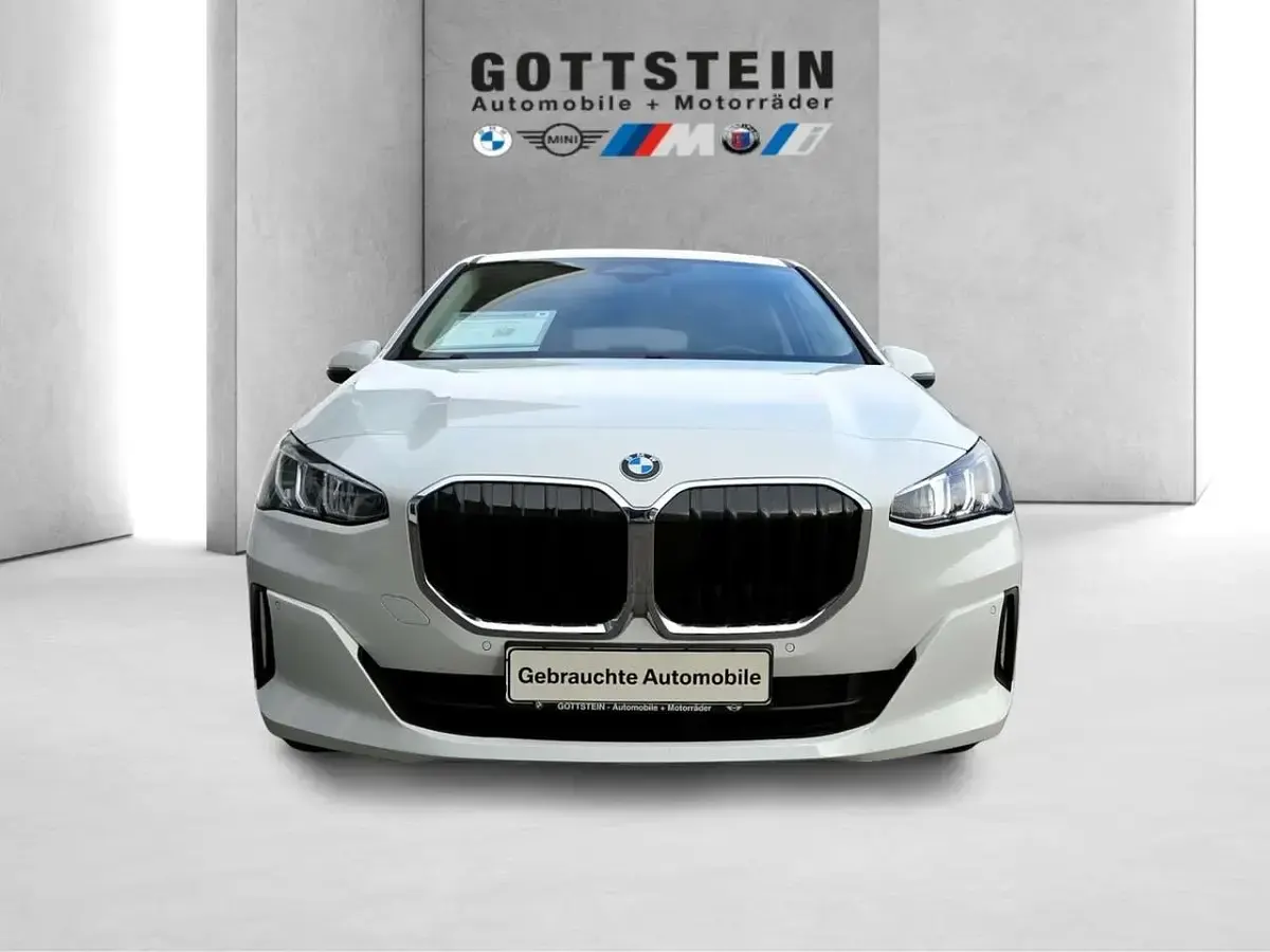 Gebraucht BMW 218 Active Tourer 150 PS (110 kW) 2023 Weiß Van / Kleinbus