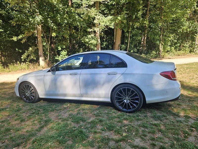Silber Gebraucht 2016 Mercedes E220 Limousine | 20.700 € - Bild 1/4