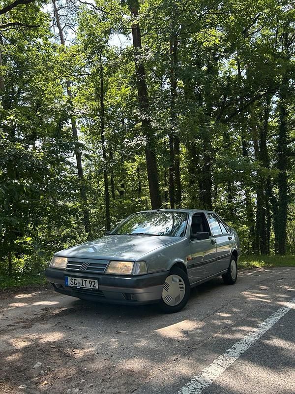Grau Gebraucht 1992 Fiat Tempra Limousine | 1.550 € - Bild 1/4