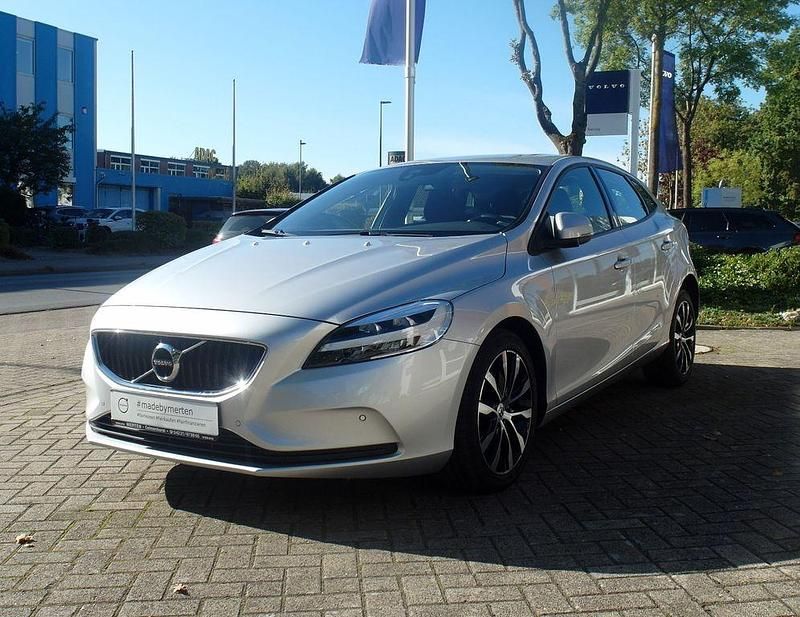 Silber Gebraucht 2019 Volvo V40 Momentum Kombi | 16.990 € (Fairer Preis) - Bild 1/4