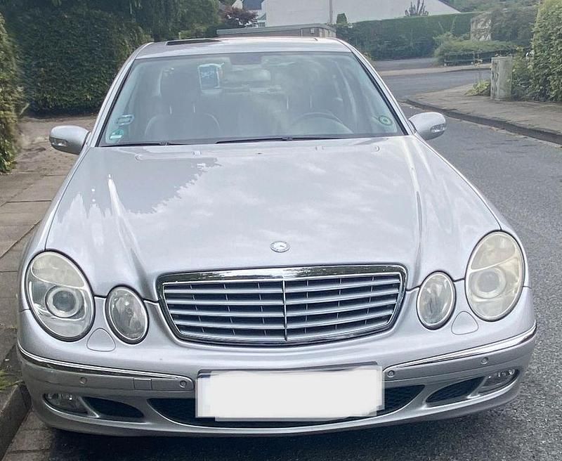 Silber Gebraucht 2006 Mercedes E350 Elegance Limousine | 9.851 € (Guter Preis) - Bild 1/4