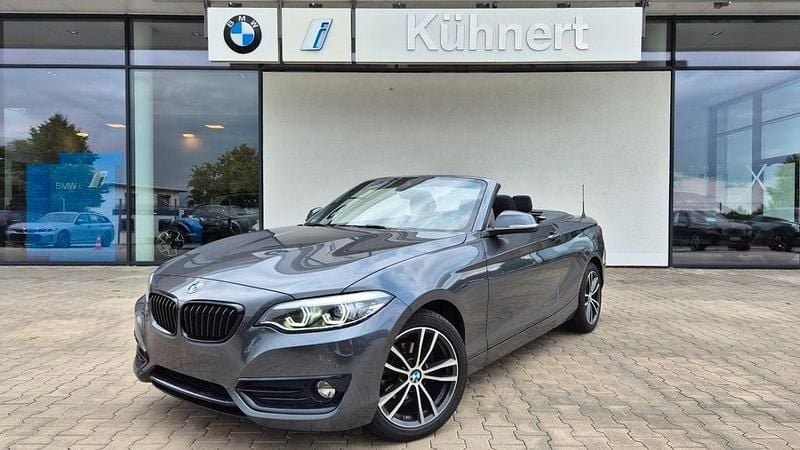 Mineralgrau metallic Gebraucht 2021 BMW 218 Sport Line Cabrio | 28.265 € (Fairer Preis) - Bild 1/4