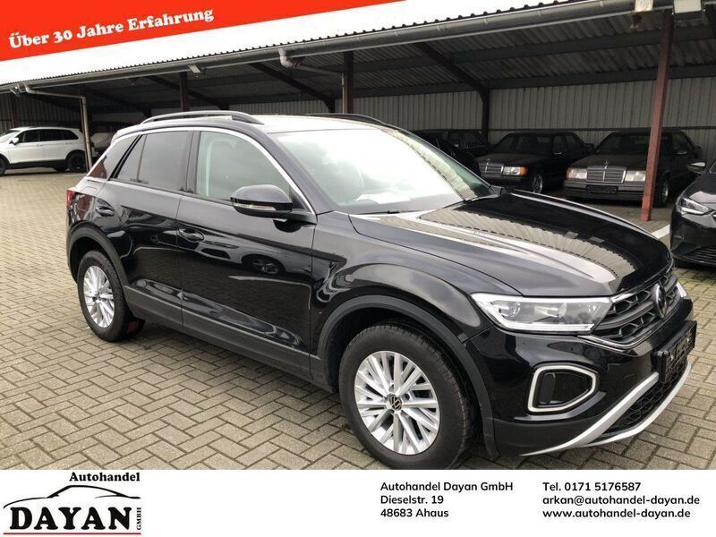 Deep black perleffekt (metallic) Gebraucht 2022 VW T-Roc Life SUV | 18.700 € - Bild 1/4