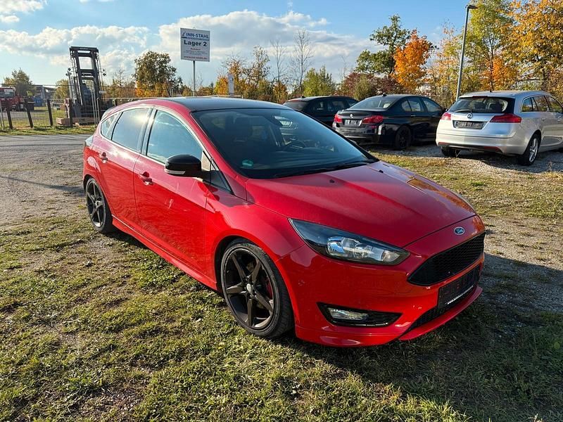 Używany Ford Focus ST-Line 150 KM (110 kW) 2009 Czerwony Sedan/Limuzyna