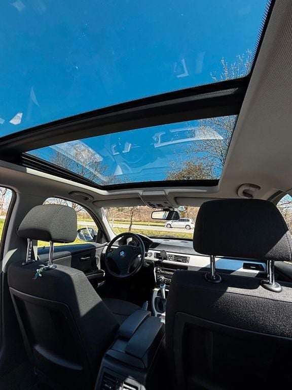 Gebraucht BMW 318 143 PS (105 kW) 2011 Grau Kombi