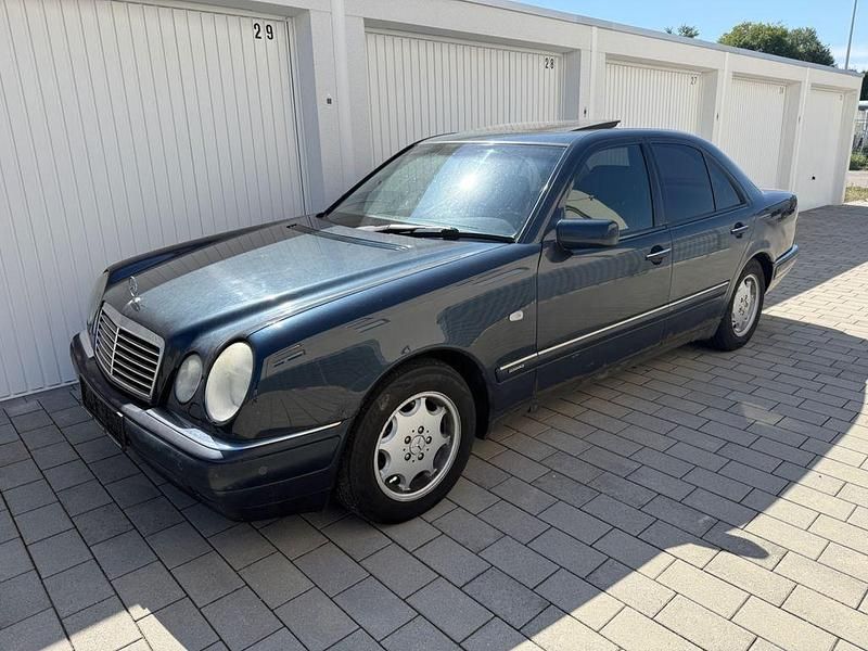 Blau Gebraucht 1998 Mercedes E240 Elegance Limousine | 1.550 € (Superpreis) - Bild 1/4
